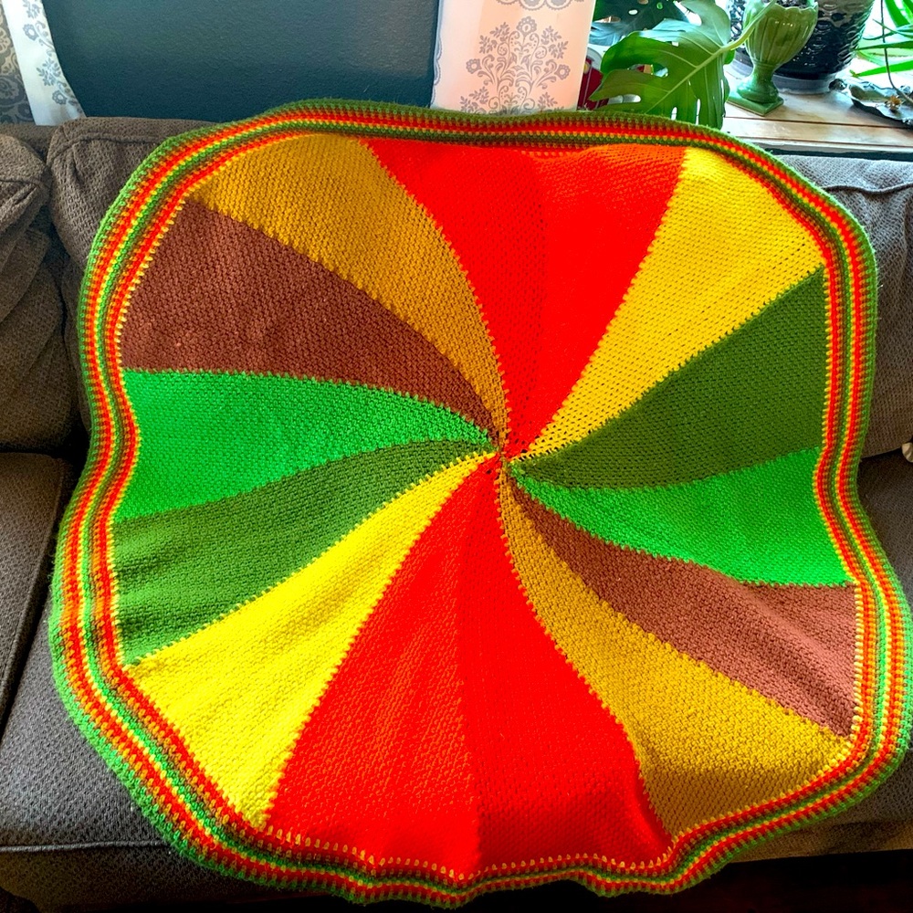 Vintage 70’s hand crochet round blanket